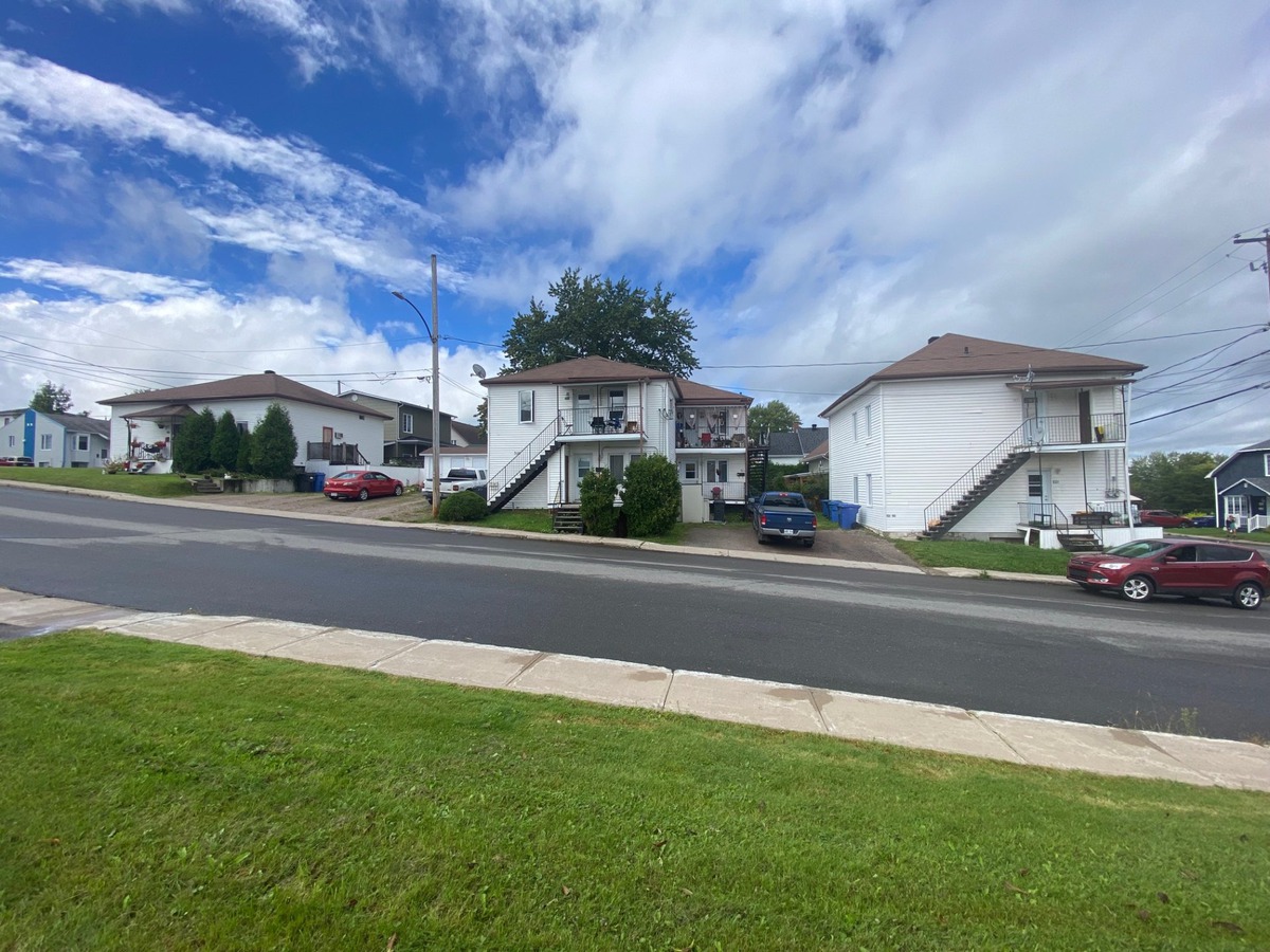 Bâtisse commerciale/Bureau à vendre 300 310 Av. des Étudiants Alma