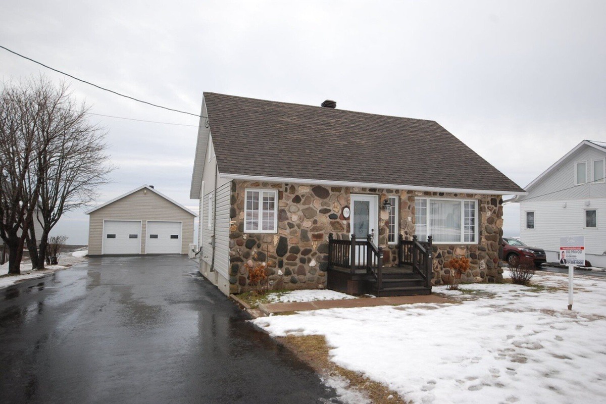VENDU Maison à étages à vendre 138 Boul. GérardD.Levesque E