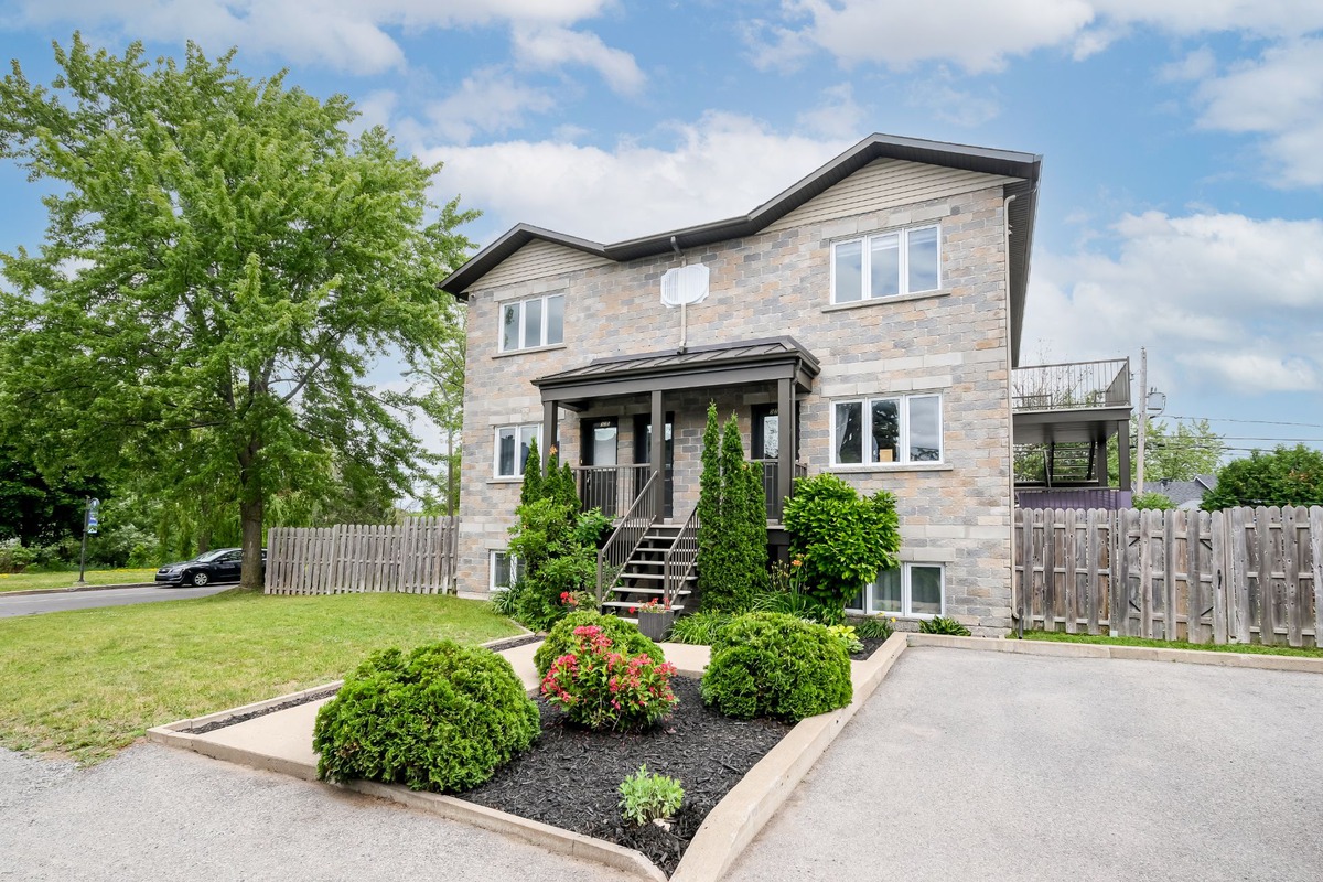 Triplex for sale 525 529 Rue Brébeuf SainteCatherine