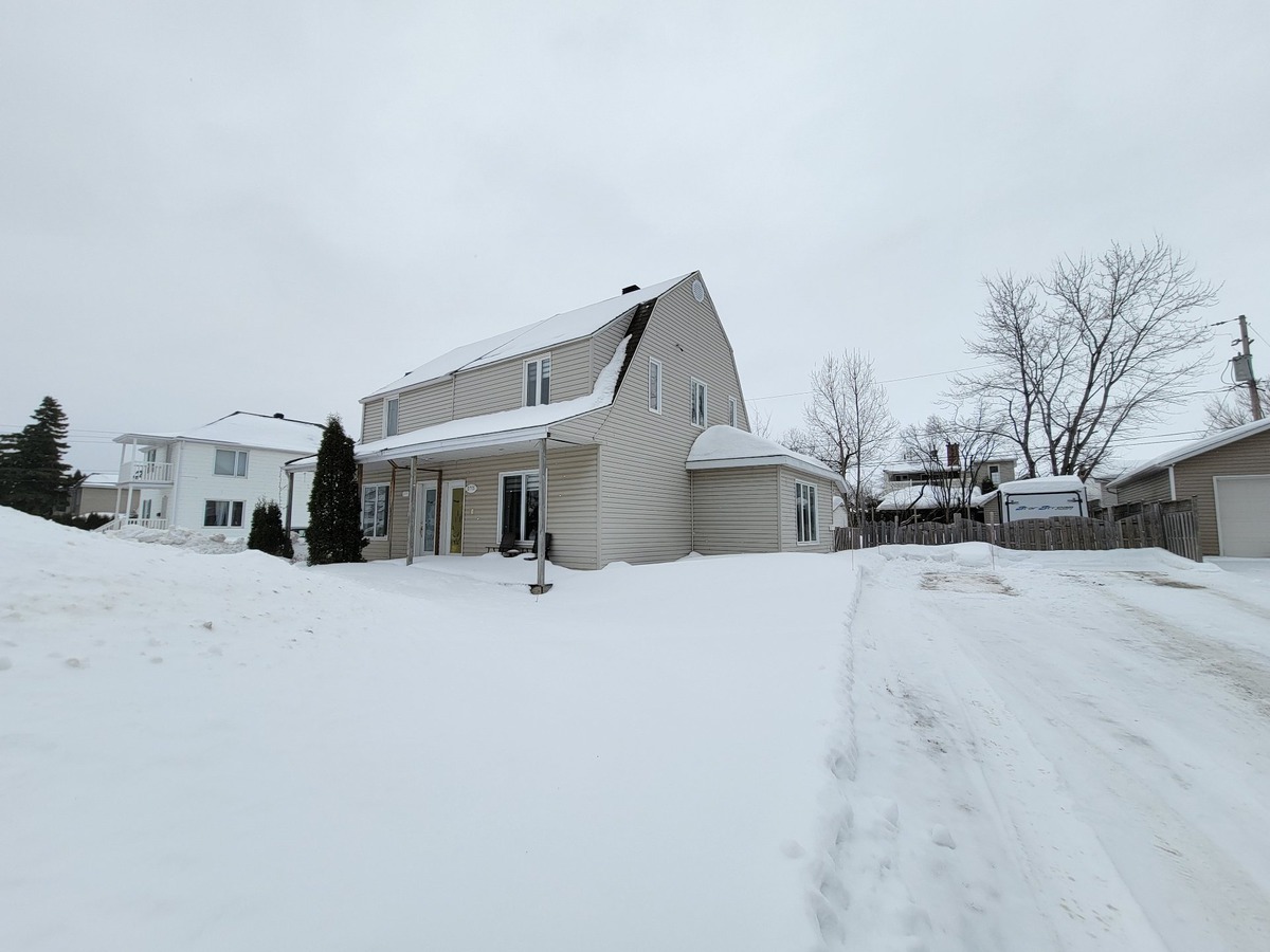 VENDU Maison à étages à vendre 2775 Rue Marquette Saguenay (Jonquière)