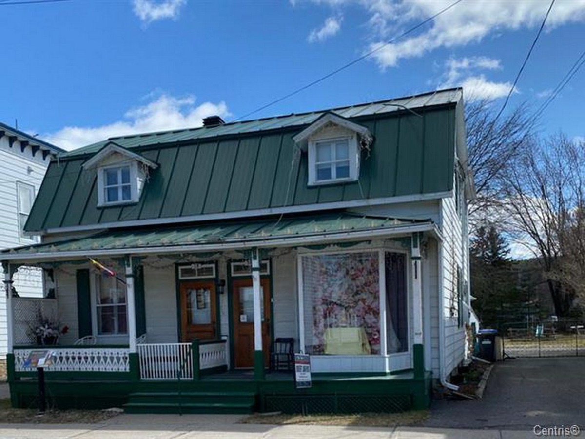 Maison à un étage et demi à vendre 38 Rue StJeanBaptiste E. Rigaud