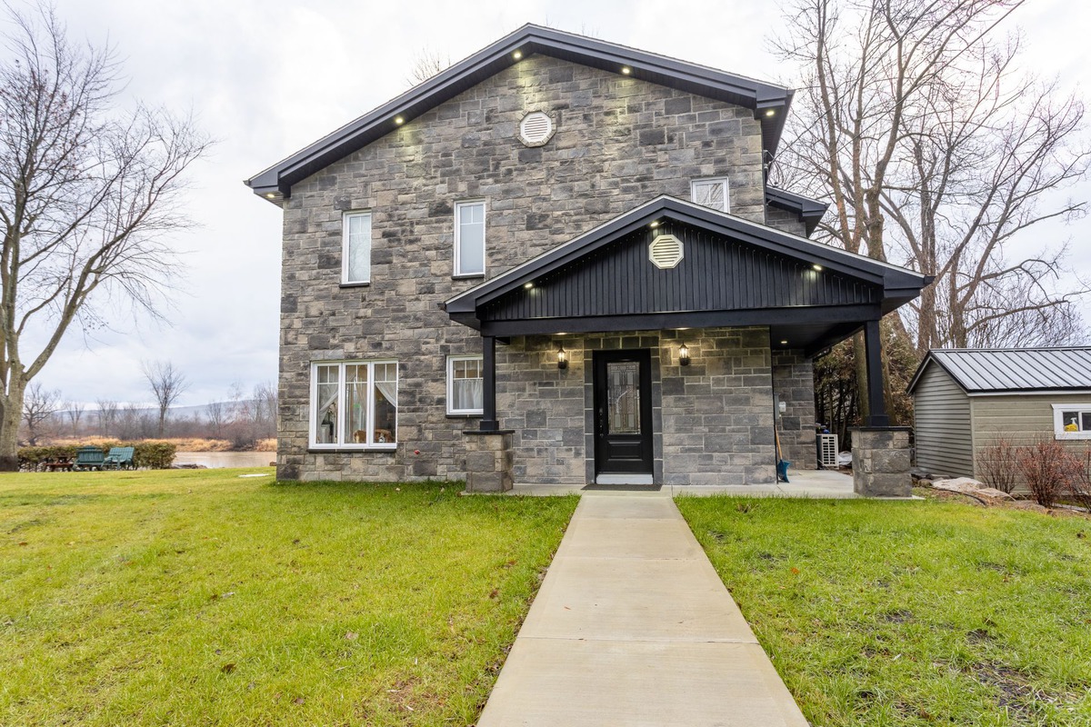 Maison à étages à vendre 57 Ch. de la PointeauSable Rigaud