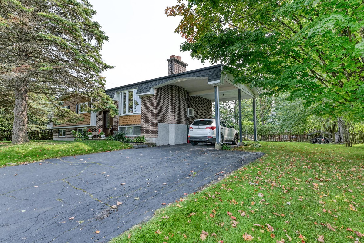 VENDU Maison de plainpied à vendre 121 Rue de Sherbrooke Bromont