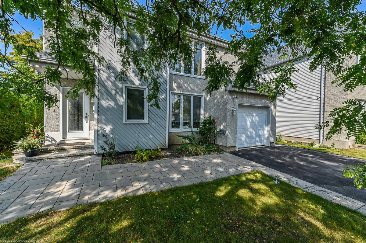 Maison à étages à vendre 2441 Boul. des Oiseaux Laval (SainteRose