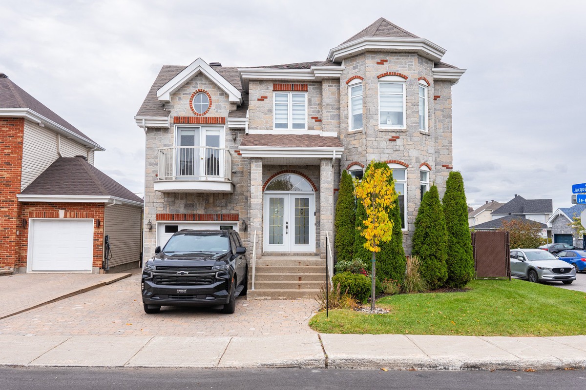 Maison à étages à vendre 71 Boul. JeMeSouviens Laval (SainteRose)