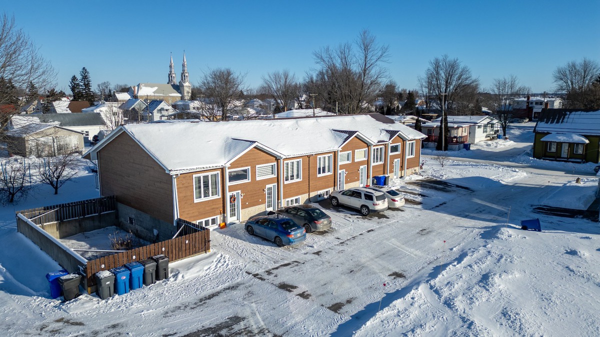 Quintuplex à vendre 105A 105E Rue StMichel Yamaska