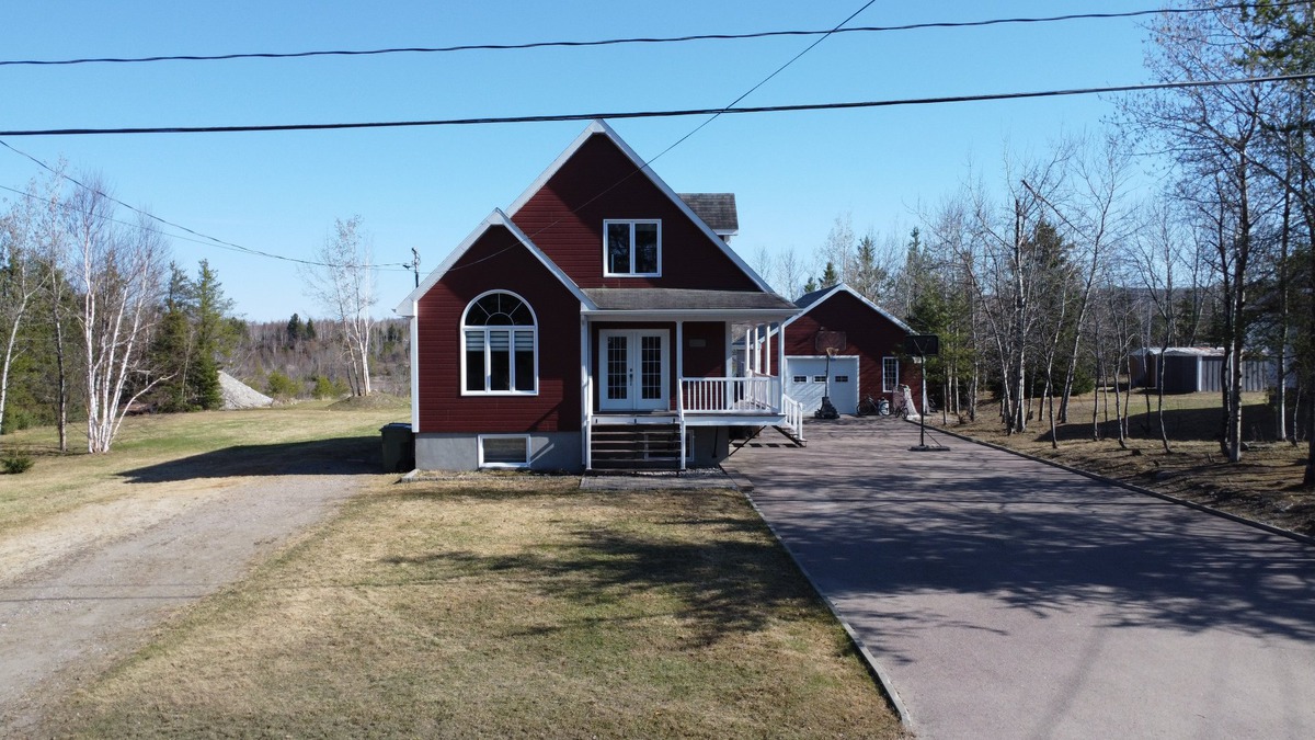 VENDU Maison à étages à vendre 2527 Ch. du PortagedesRoches S