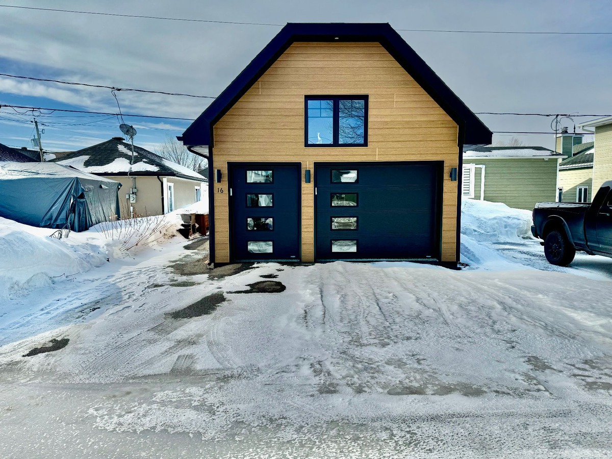 Maison à un étage et demi à vendre 16 12e Rue FossambaultsurleLac
