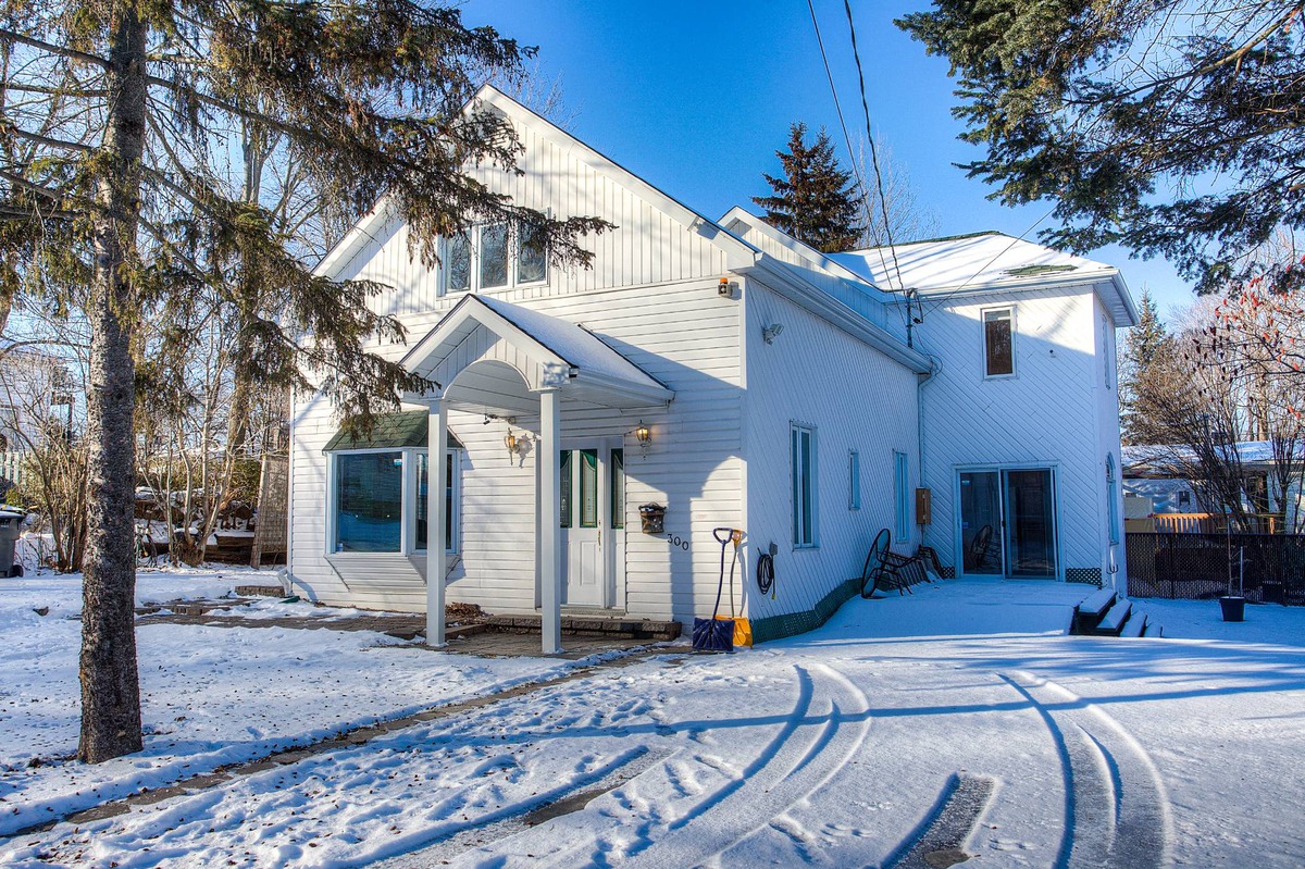 VENDU Maison à étages à vendre 300 22e Avenue L'ÎlePerrot