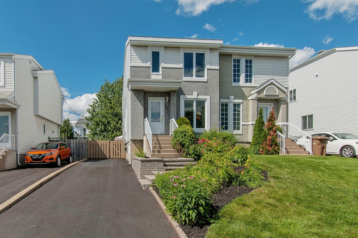Maison à étages à vendre 369 Rue MédardBourgault Laval (SainteRose)