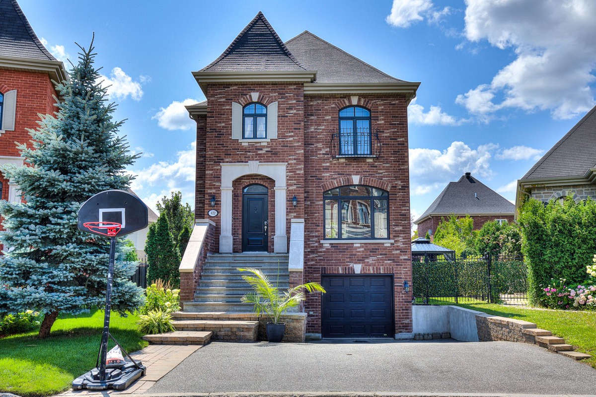 Maison à étages à vendre 422 Rue des Thalias Laval (SainteDorothée)