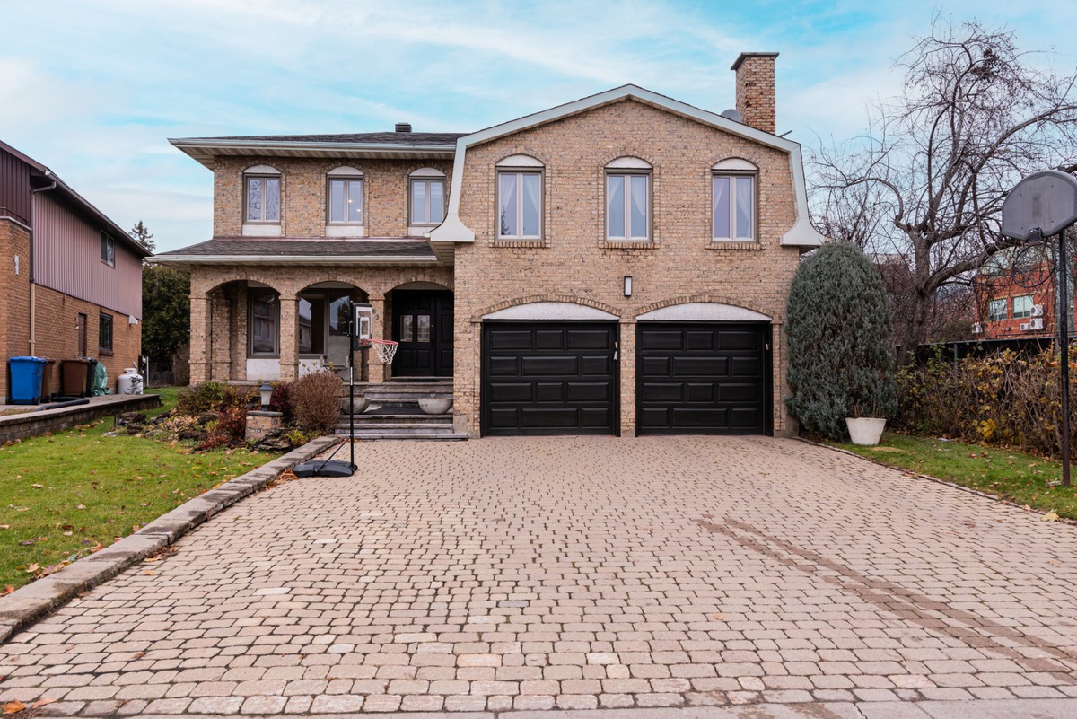 VENDU Maison à étages à vendre 6835 Ch. Banting CôteSaintLuc