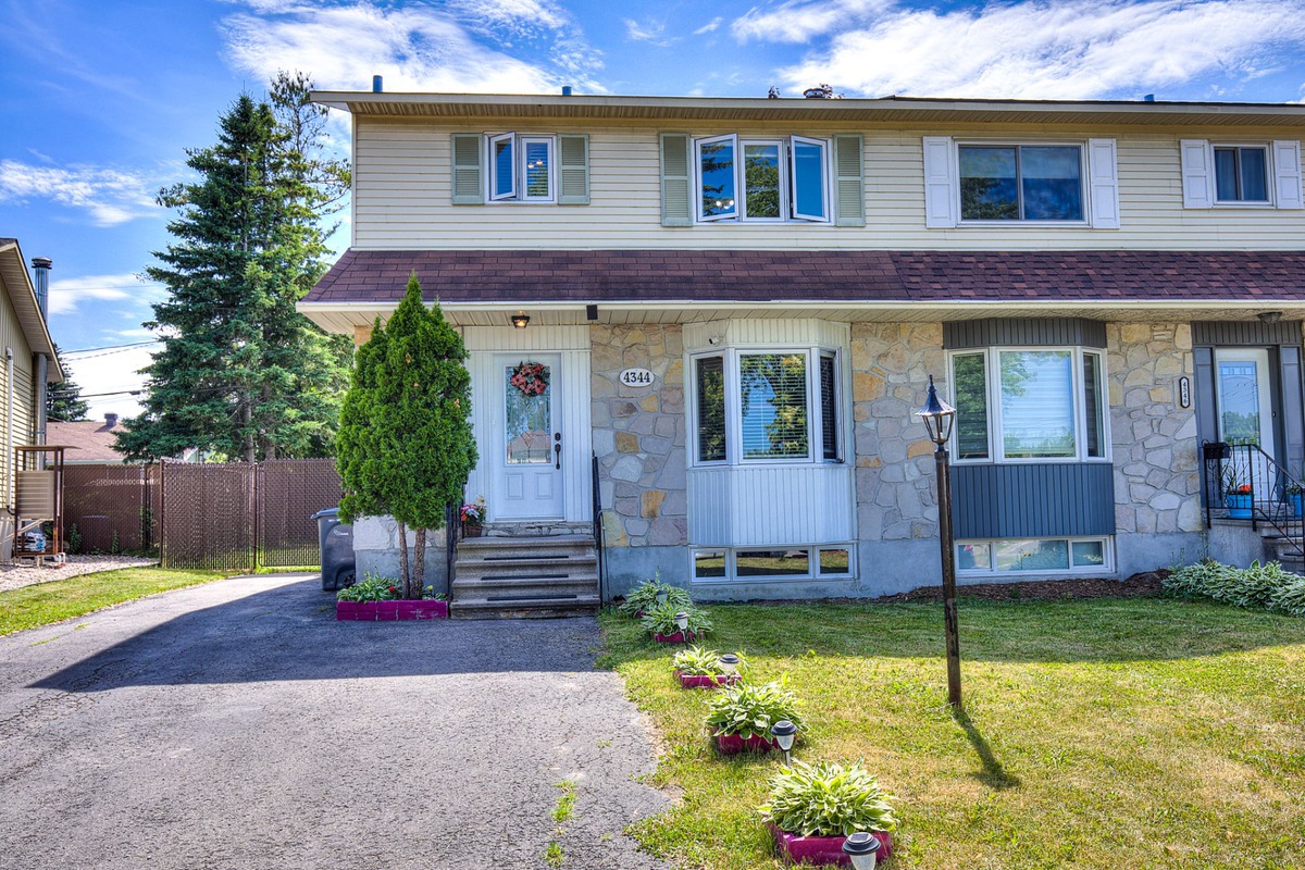 Maison à étages à vendre 4344 Boul. SteRose Laval (Fabreville)