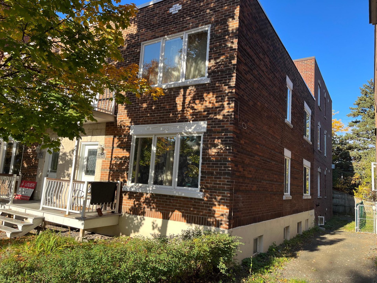 14 Logements à vendre 3251 3257 Av. Van Horne Montréal (Côtedes