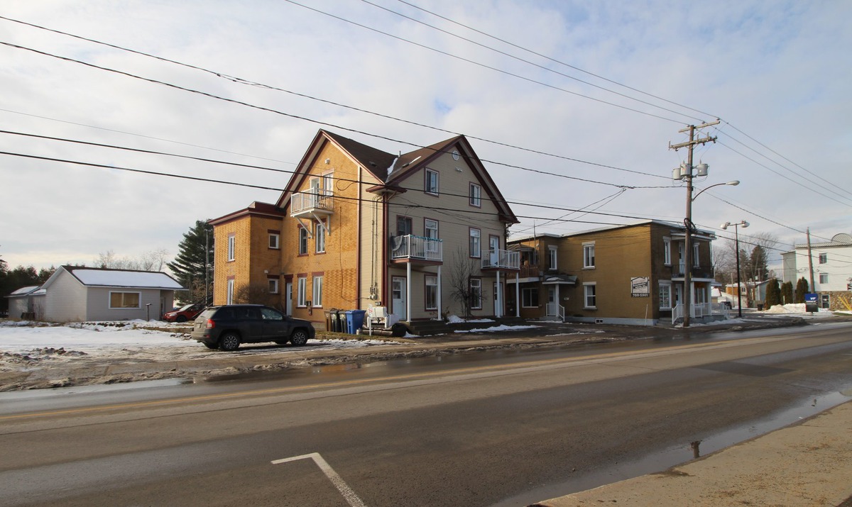 Propriété à revenus à vendre 317 323 Rue StCharlesBorromée N