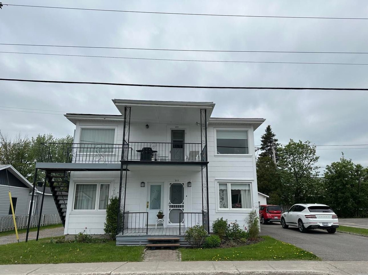 Quadruplex à vendre 209 215 Rue SteMarie S. Saguenay (Chicoutimi)
