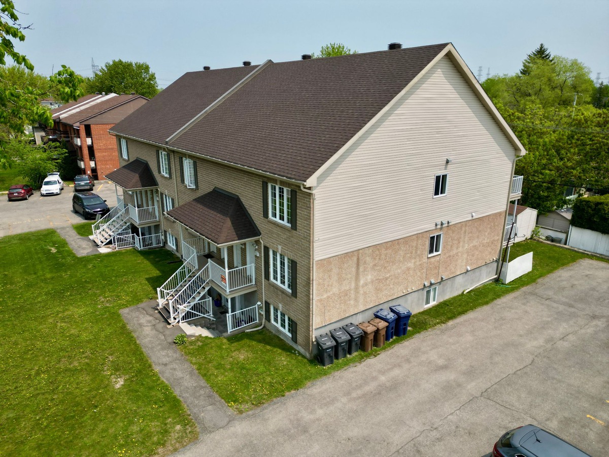 Propriété à revenus à vendre 3894 3902 Boul. SteRose Laval