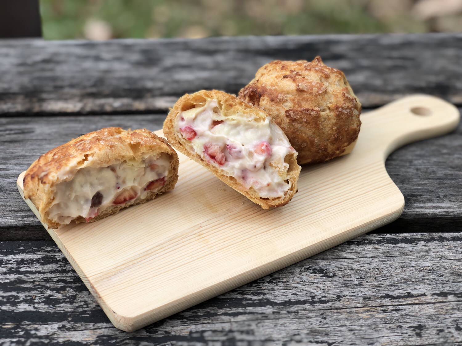 【高雄美食】心芙泡芙，新鮮草莓爆滿內餡，巷弄隱藏版小店，每日限量供應，經常變換口味可上粉專查詢