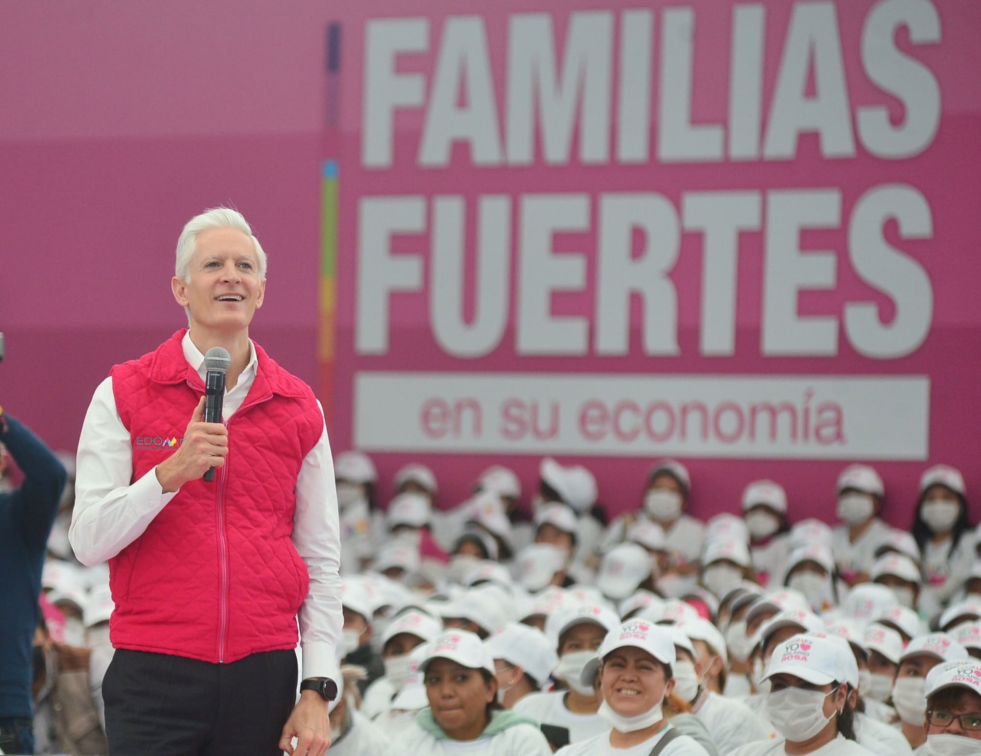 Entrega Alfredo del Mazo más de 8 mil tarjetas del Salario rosa