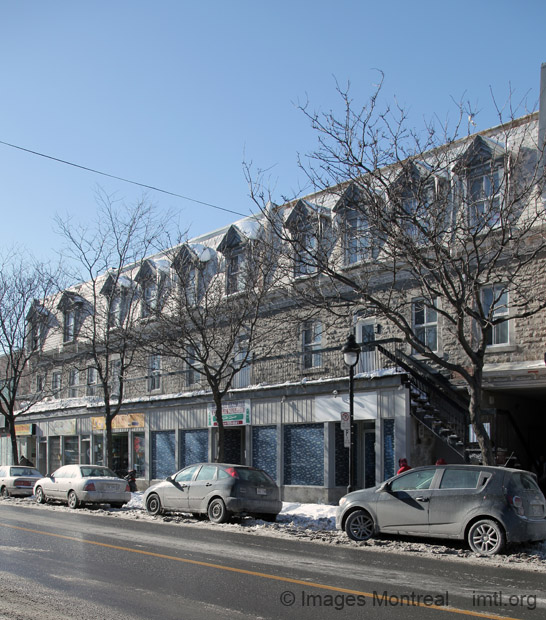 Rue Centre Duplex et triplex typiques Pointe SaintCharles Montreal Montréal