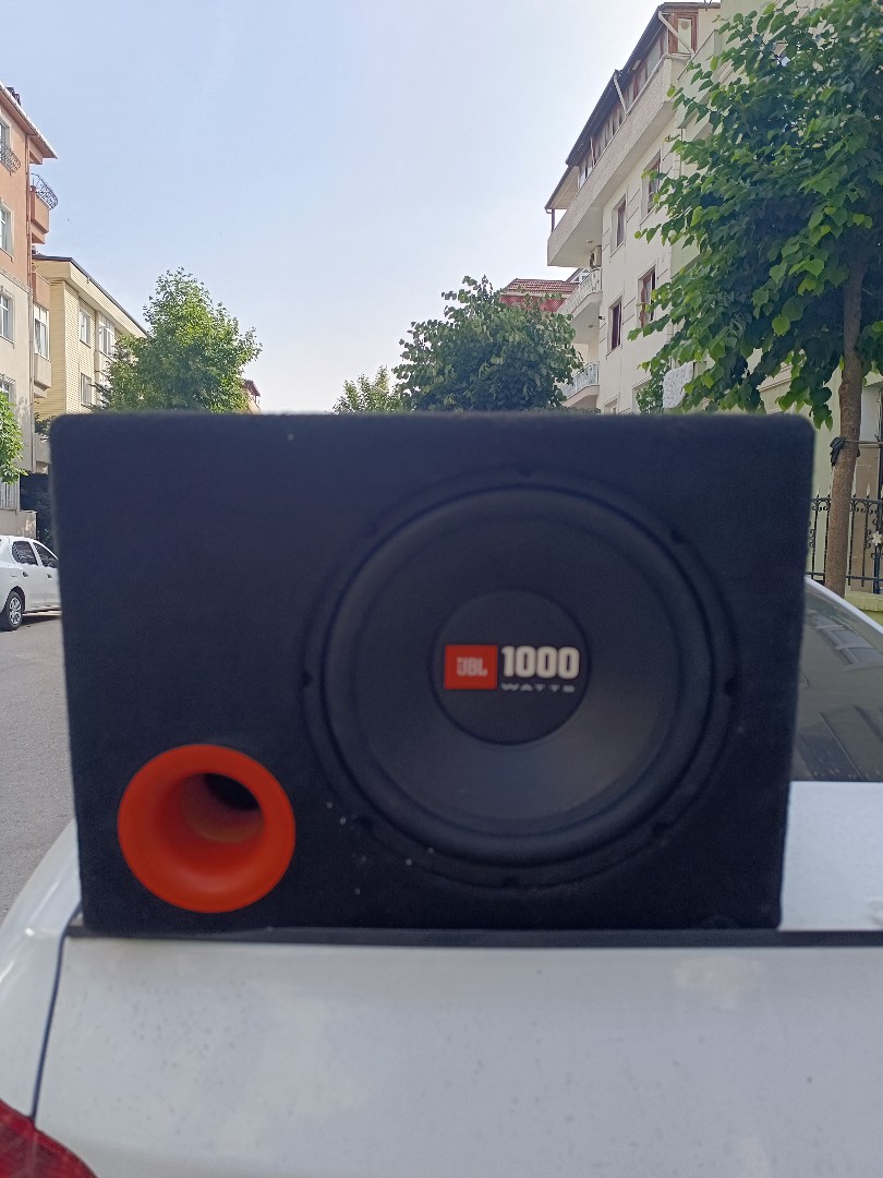 1800 watt Roadstar 4 kanallı anfi ve 1000 watt JBL kabinli subwoofer