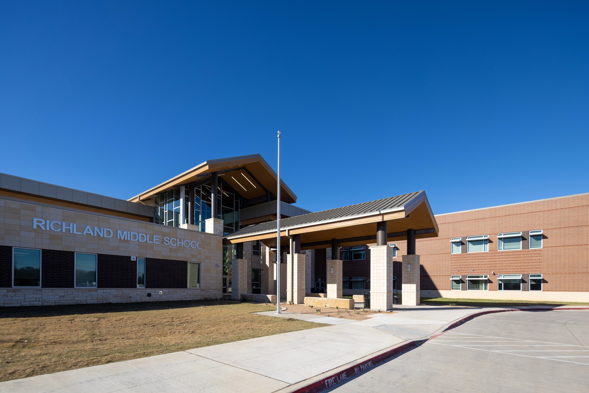 New Richland Middle School IN2 Architecture