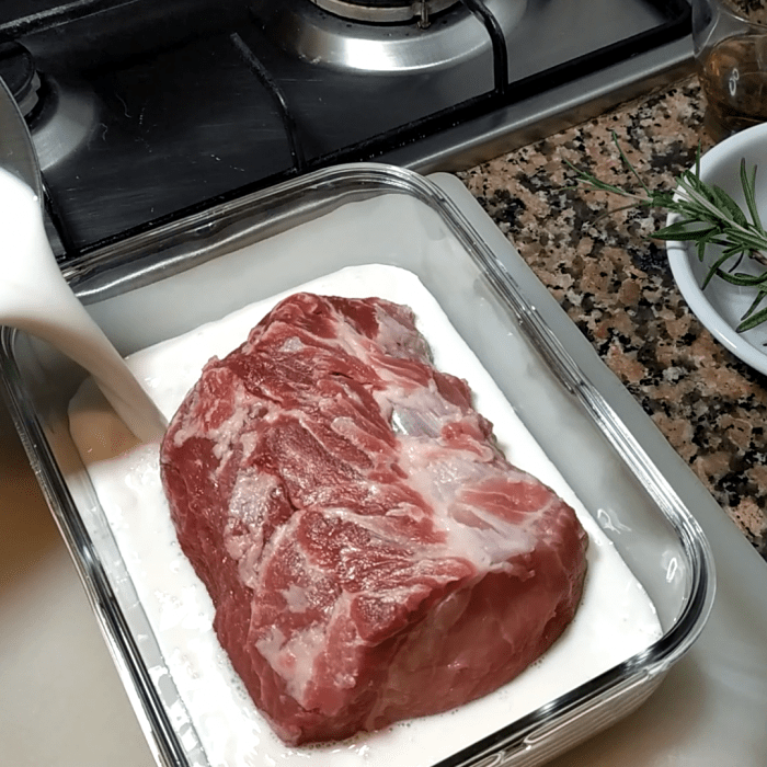 ARROSTO DI MAIALE AL LATTE COTTO AL FORNO ROAST OF PORK WITH MILK