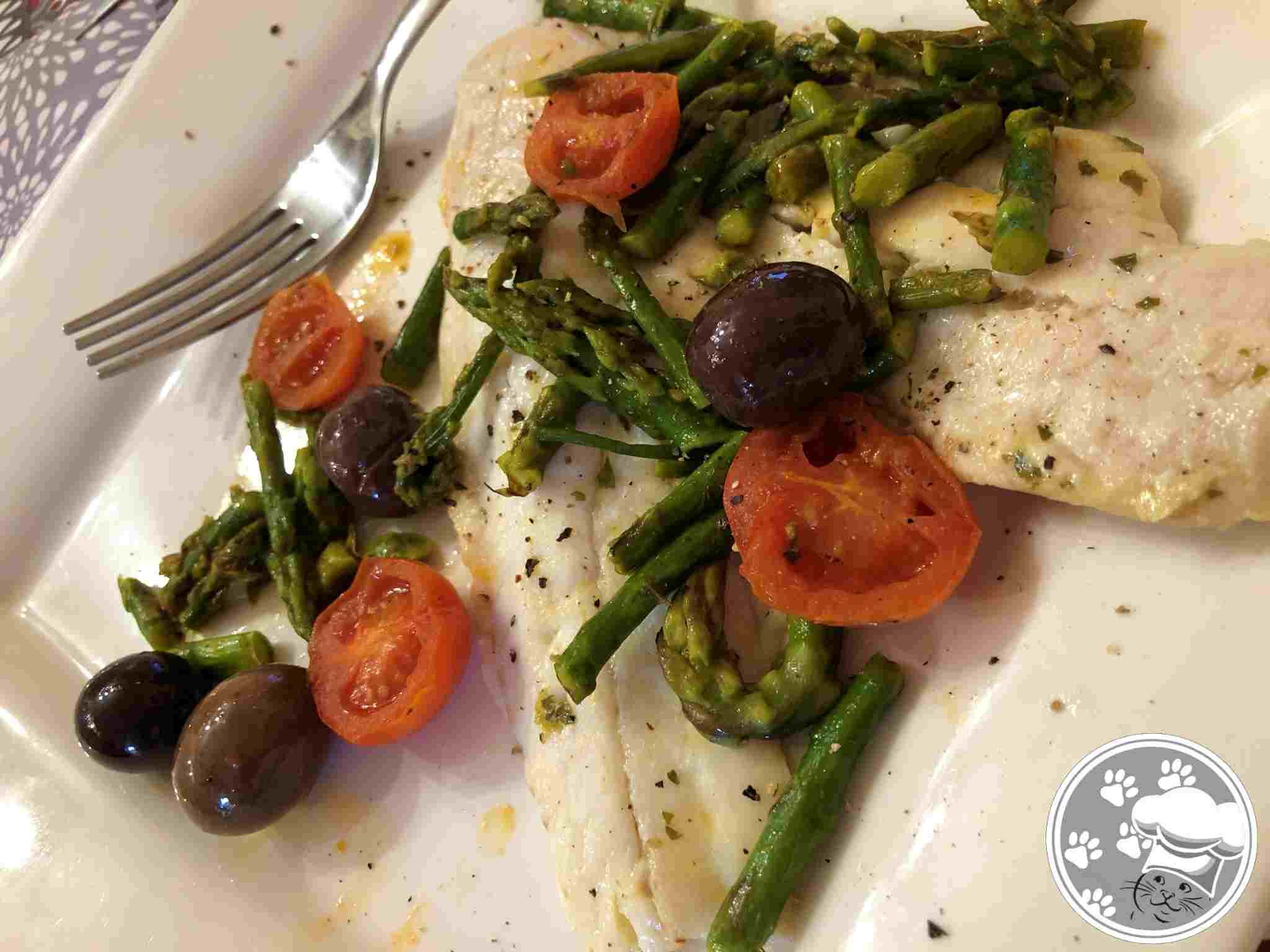 Nasello in salsa aromatica , asparagi e pomodorini In cucina con Penny