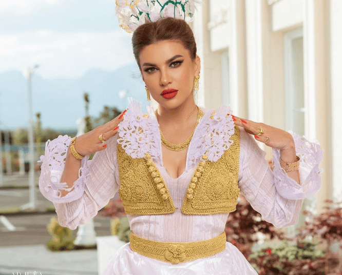 Sa i paska hije! Leonora Jakupi shfaqet me veshje tradicionale