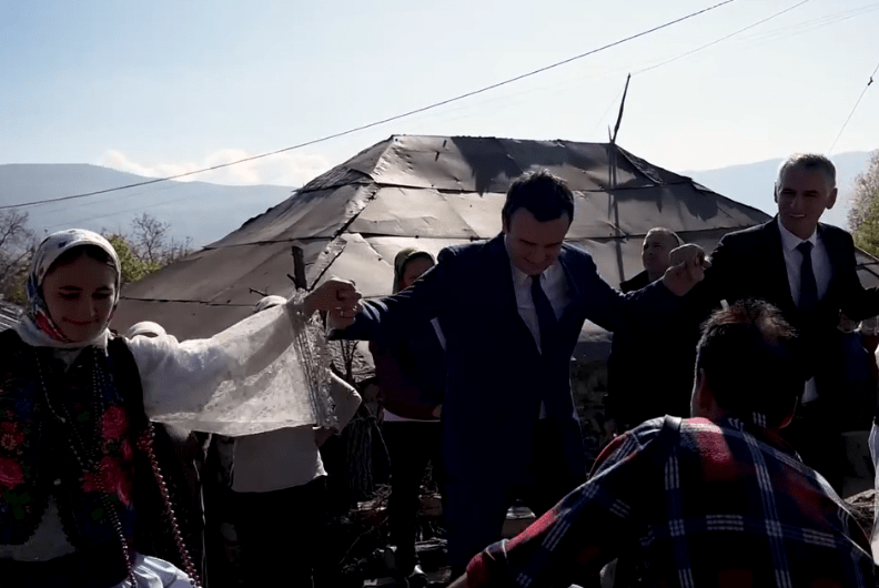 Kurti i gëzohet fort përurimit të rrugës, ia kris vallës bashkë me