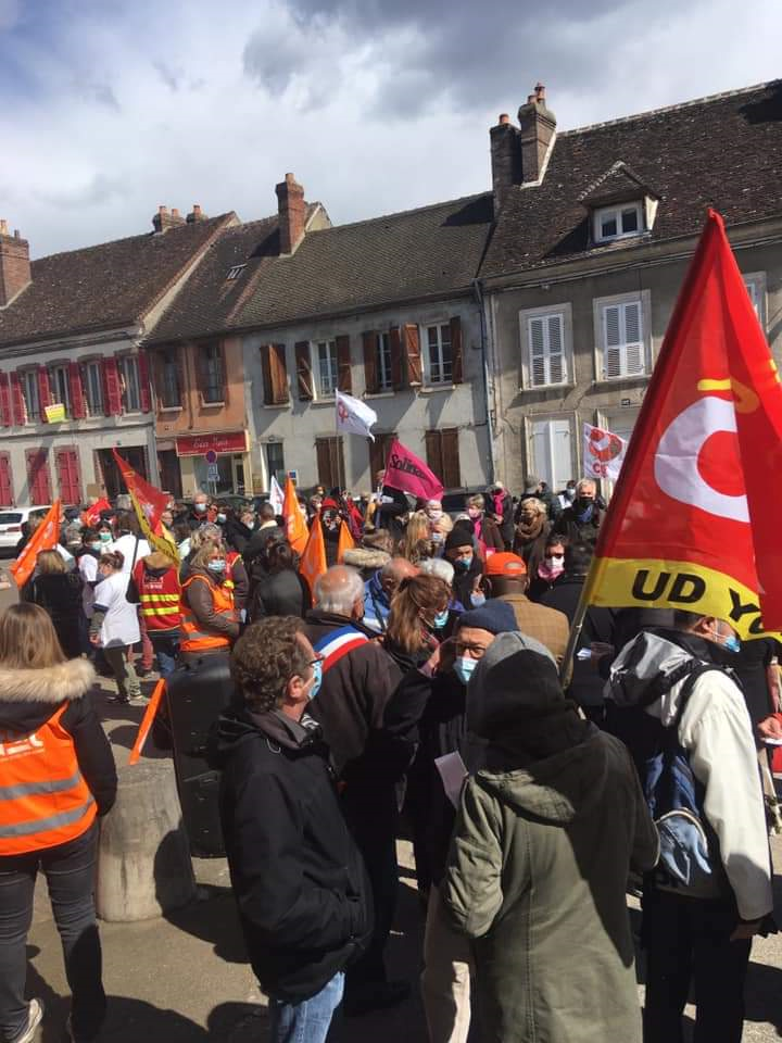 VILLENEUVESURYONNE Manifestation Plus de 200 personnes rassemblées