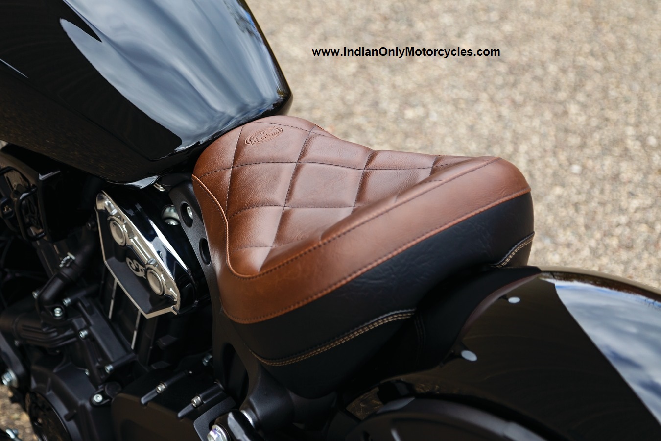 INDIAN SCOUT BOBBER SOLO SEAT TOURING MUSTANG