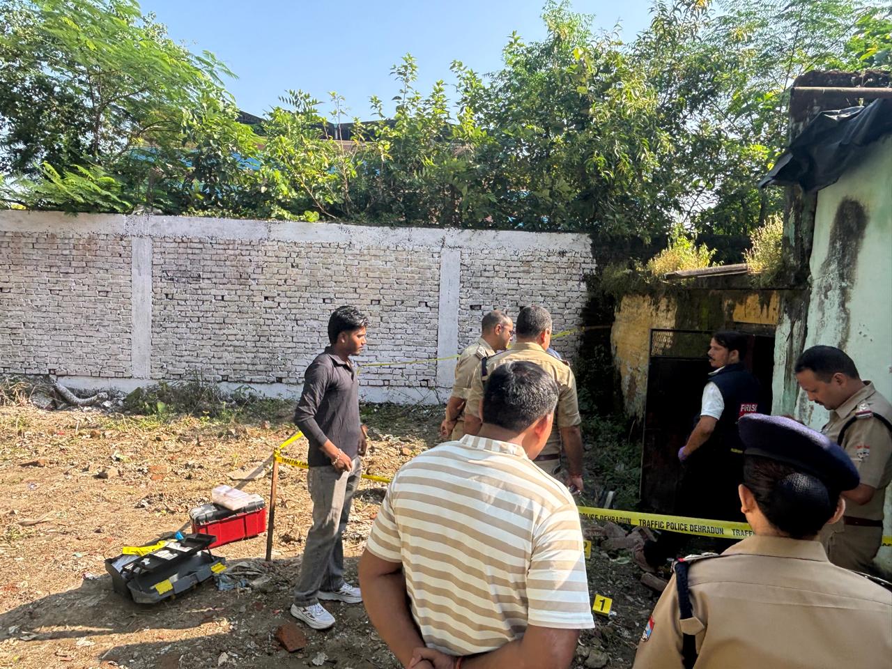 देहरादून में पत्नी की गोली मारकर हत्या, पति ने खुद पुलिस को दी सूचना; फरार देहरादून में पत्नी की गोली मारकर हत्या, पति ने खुद पुलिस को दी सूचना; फरार