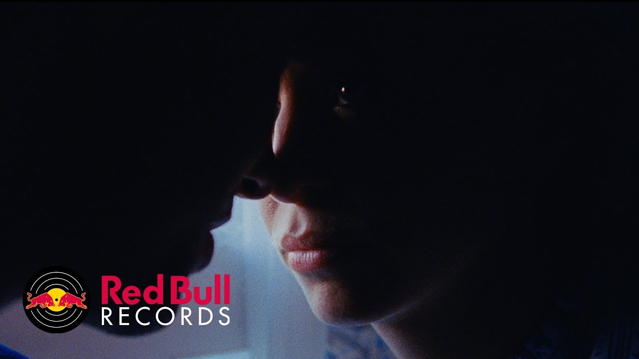 Albert Hammond, Jr. muere en el emotivo video de "Muted Beatings"