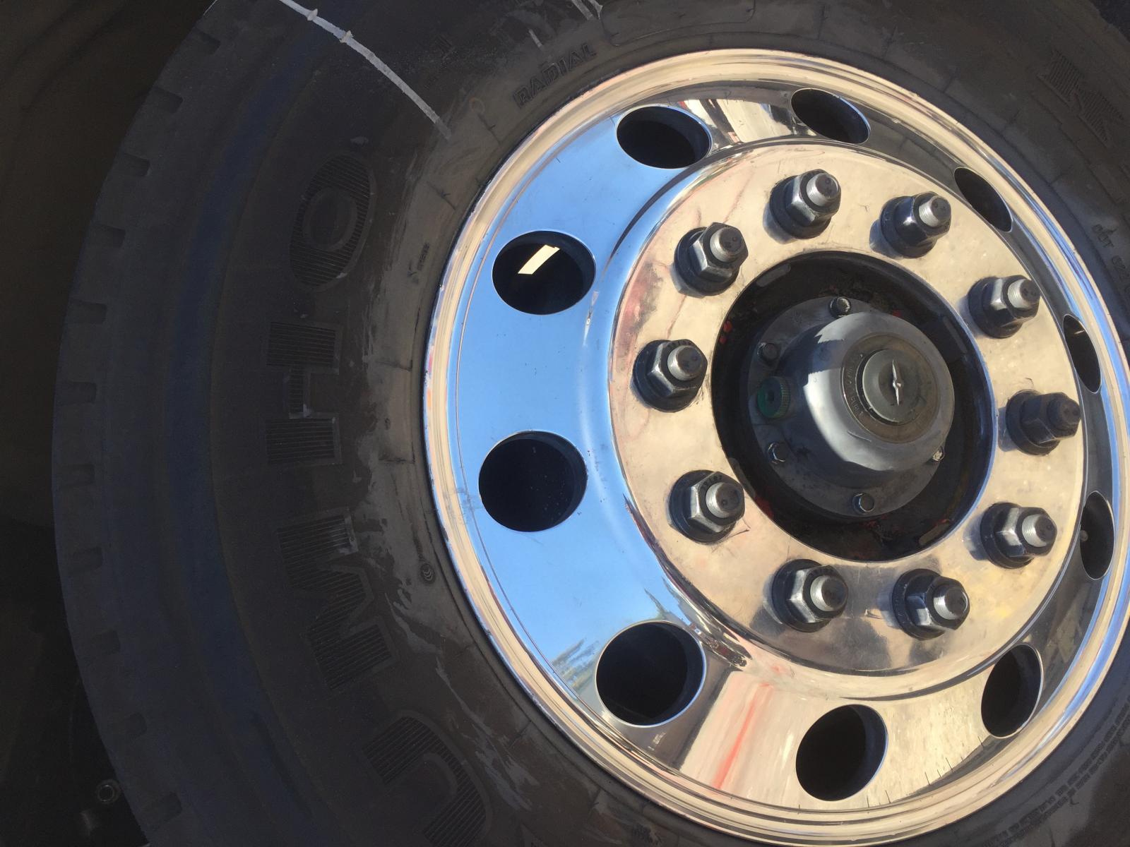 Truck polish rims , fuel tank, bullbar etc Indinaus