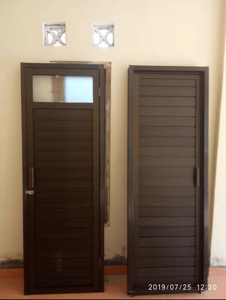 Kelebihan Dan Kekurangan Pintu Kamar Mandi Aluminium Coklat Yang Harus Anda Pertimbangkan, Solusi Mencegah Kekecewaan! - Indo Glass Craft