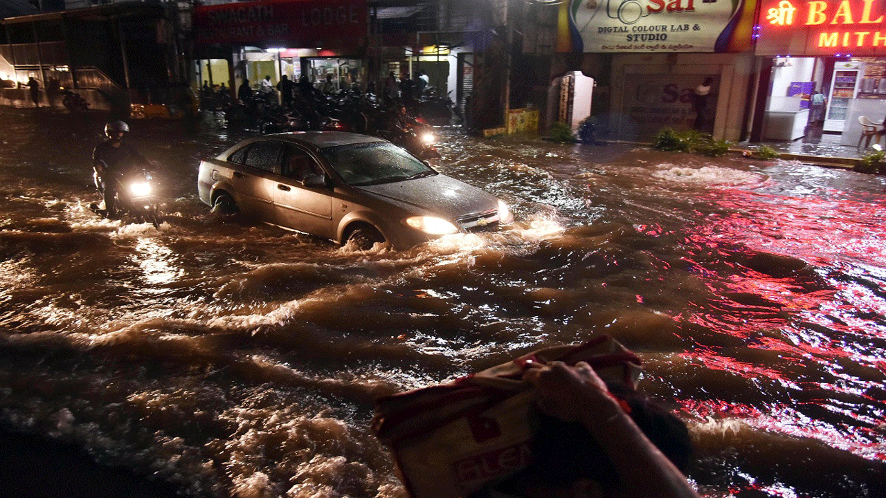 Heavy Rains lashes Telangana, Yellow Alert issued INDToday
