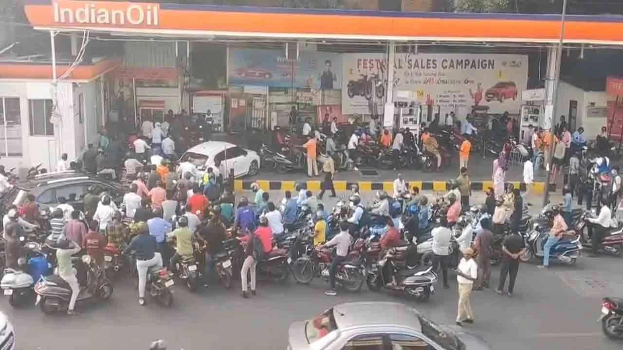 Hyderabad Long Queues at Petrol Pumps As Truck Drivers Protest INDToday