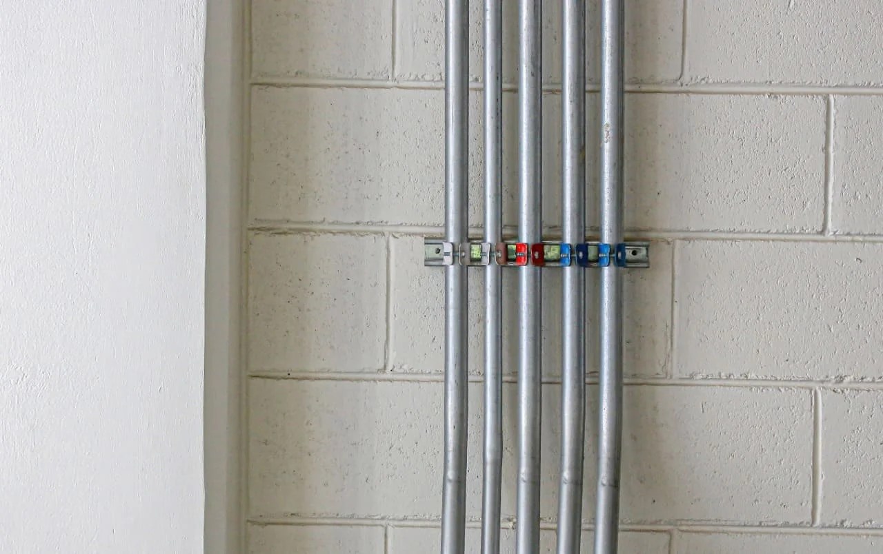 Diferencias y Aplicaciones de Tubería EMT IMC PVC SCH40 RMC Paneles