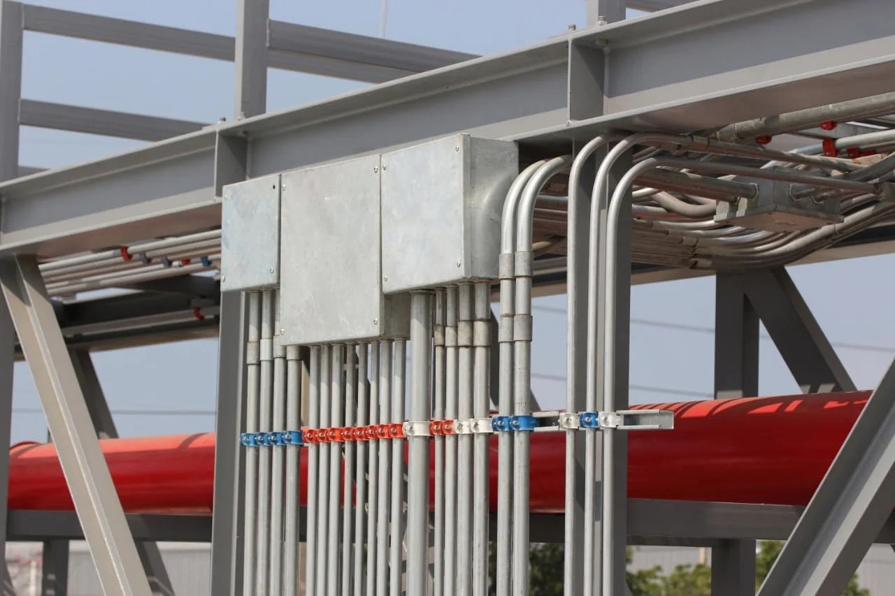 Diferencias y Aplicaciones de Tubería EMT IMC PVC SCH40 RMC Paneles