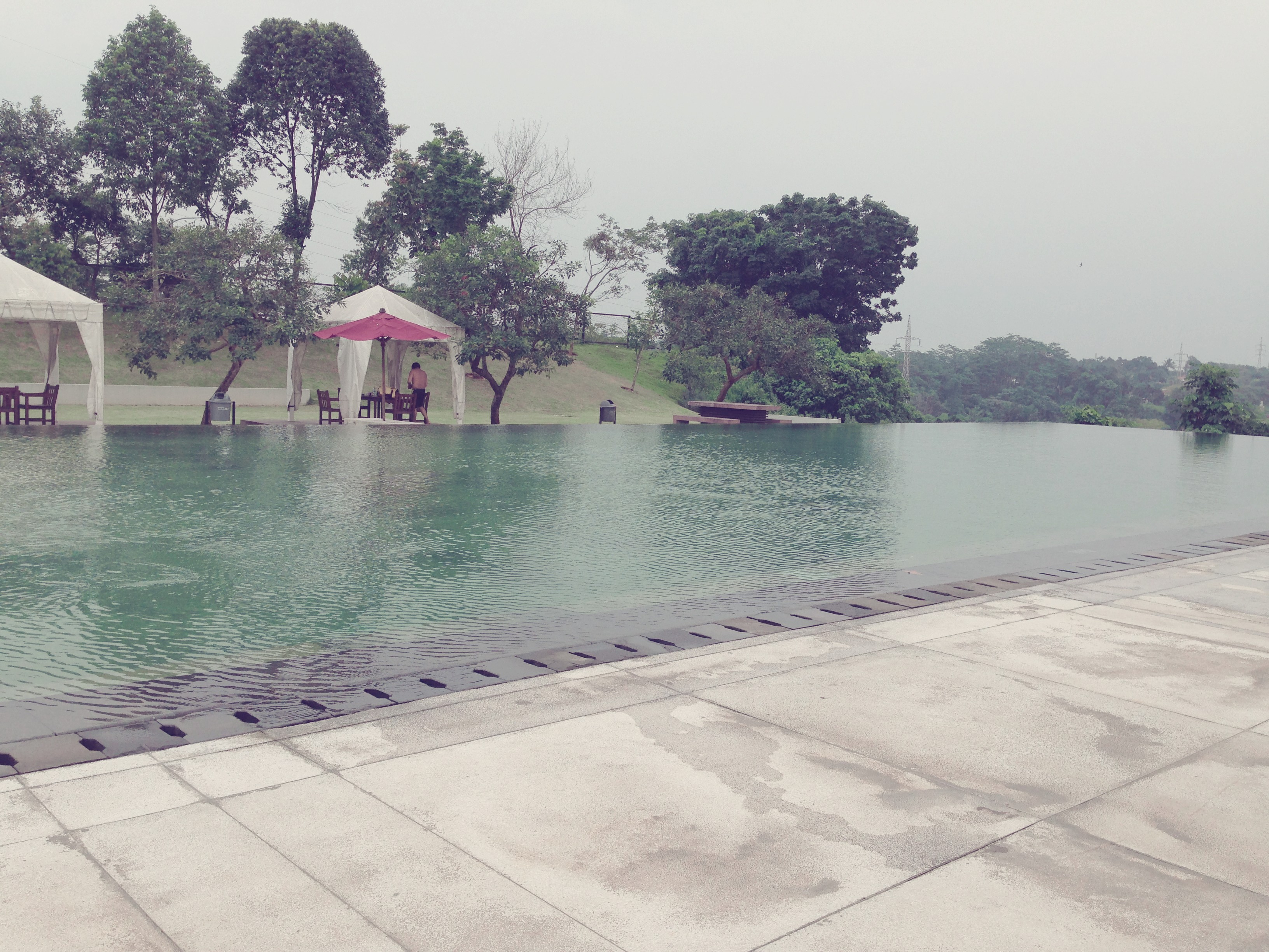 Kolam Renang Bukit Golf Yang Memukau | Ines Seli