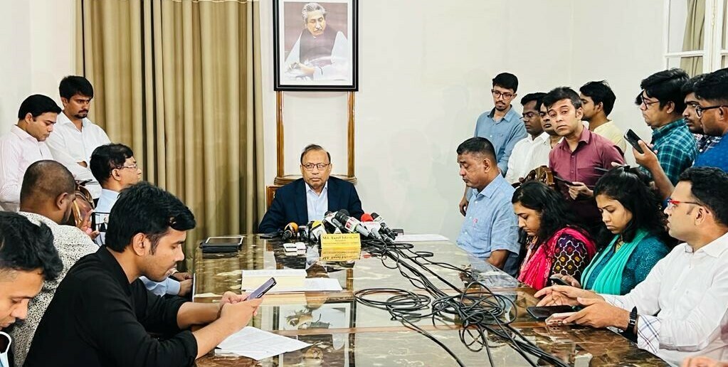 সিলেট অঞ্চলে বন্যার পানি নামতে রাস্তা কাটার নির্দেশ মন্ত্রীর