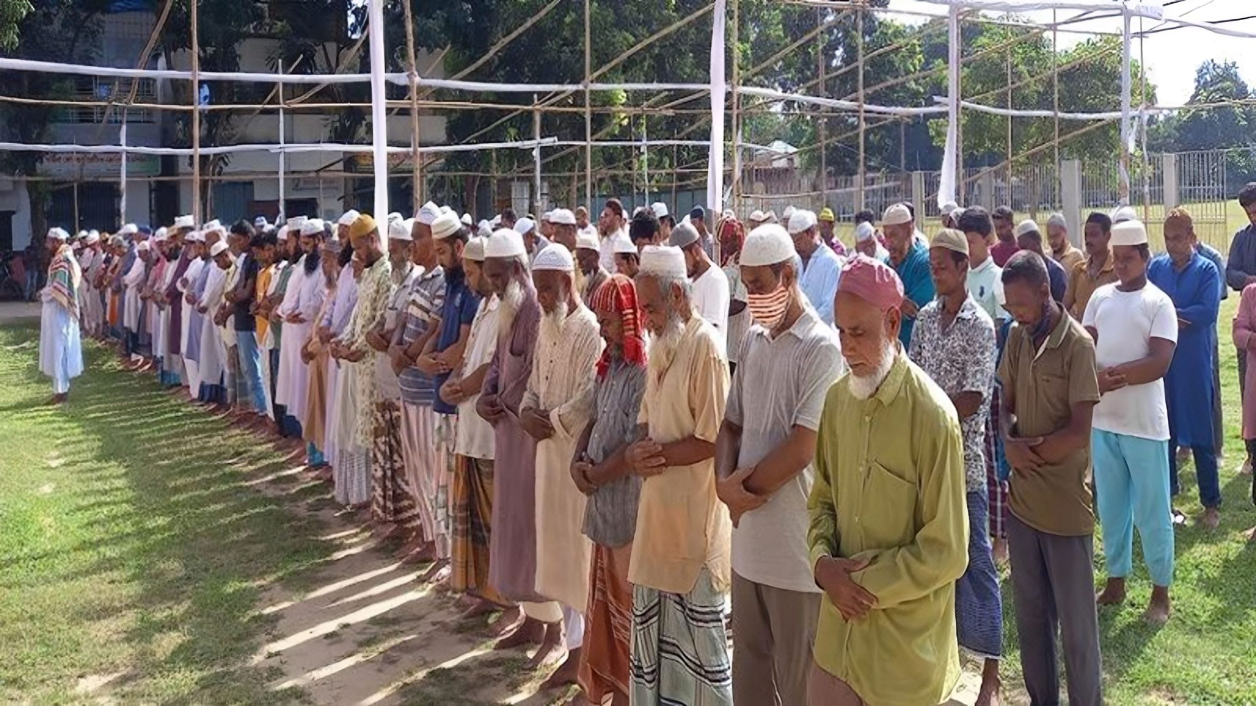 তীব্র তাপদাহে বিপর্যস্ত জনজীবন, দিনাজপুরে বৃষ্টির জন্য নামাজ