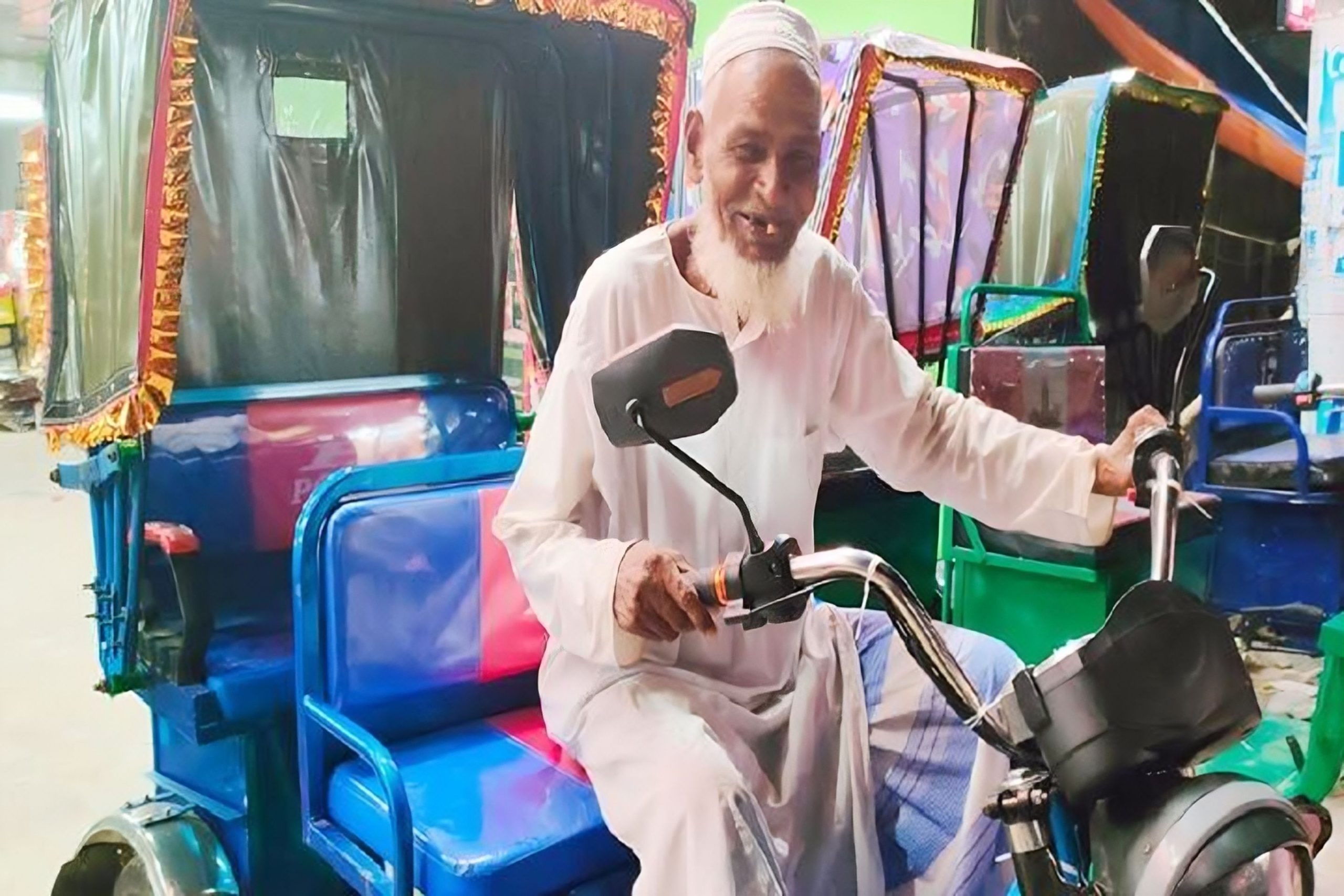 নতুন রিকশা পেলেন নামাজে গিয়ে রিকশা হারানো সেই বৃদ্ধ