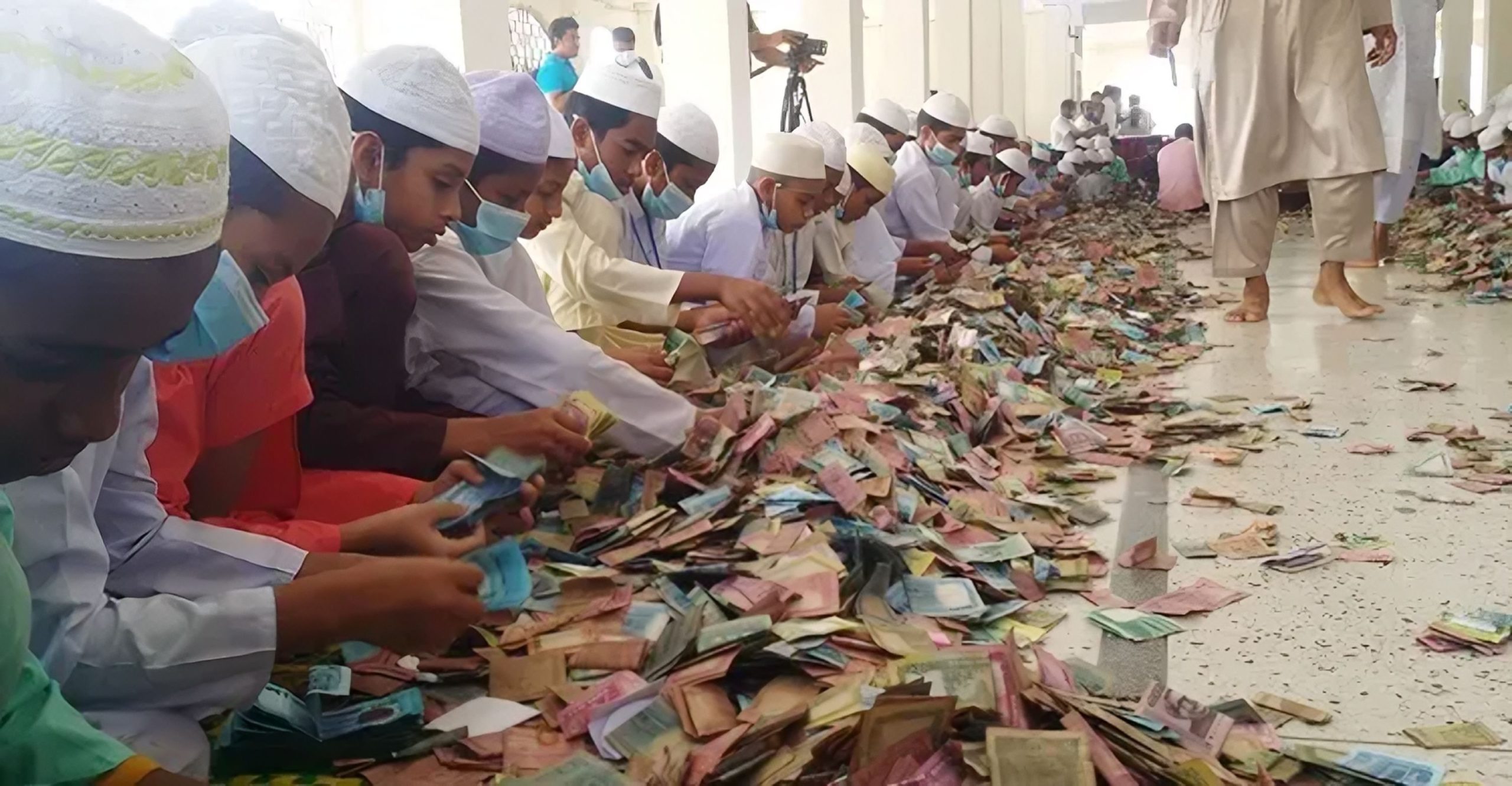 সোনা, রূপা ও বিদেশি মুদ্রাসহ পাগলা মসজিদের দানবাক্সে রেকর্ড ১৬ বস্তা টাকা!
