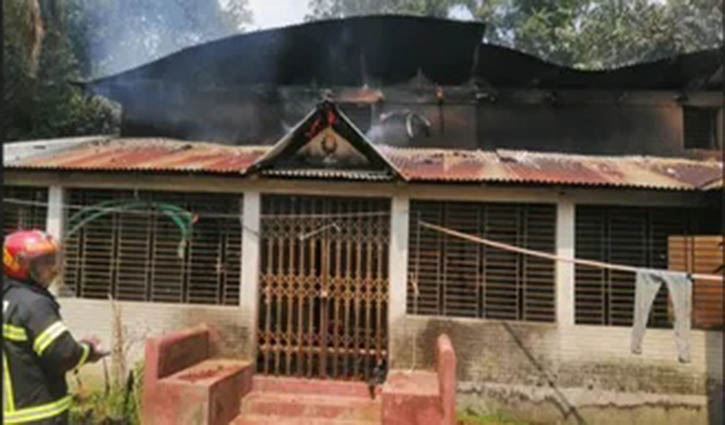 নেশার টাকা না পেয়ে বাড়িতে আগুন দিলো ছেলে