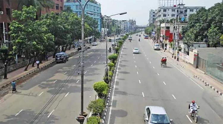 ব্যস্ত রাজধানী এখন ফাঁকা, জরুরি প্রয়োজন ছাড়া বের হচ্ছে না মানুষ
