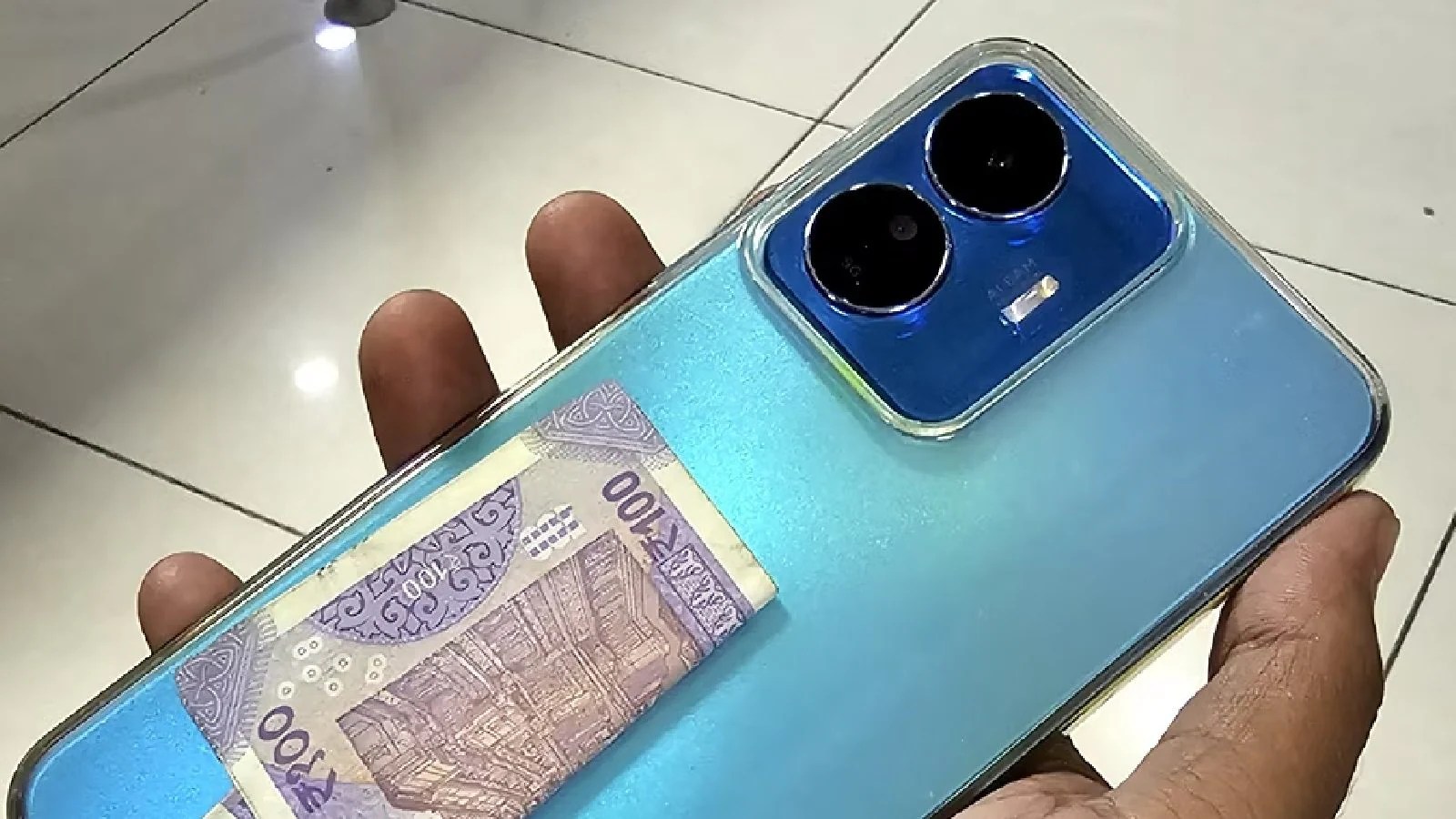 ফোনের ব্যাক কভারে টাকা রাখলে হতে পারে বিপদ