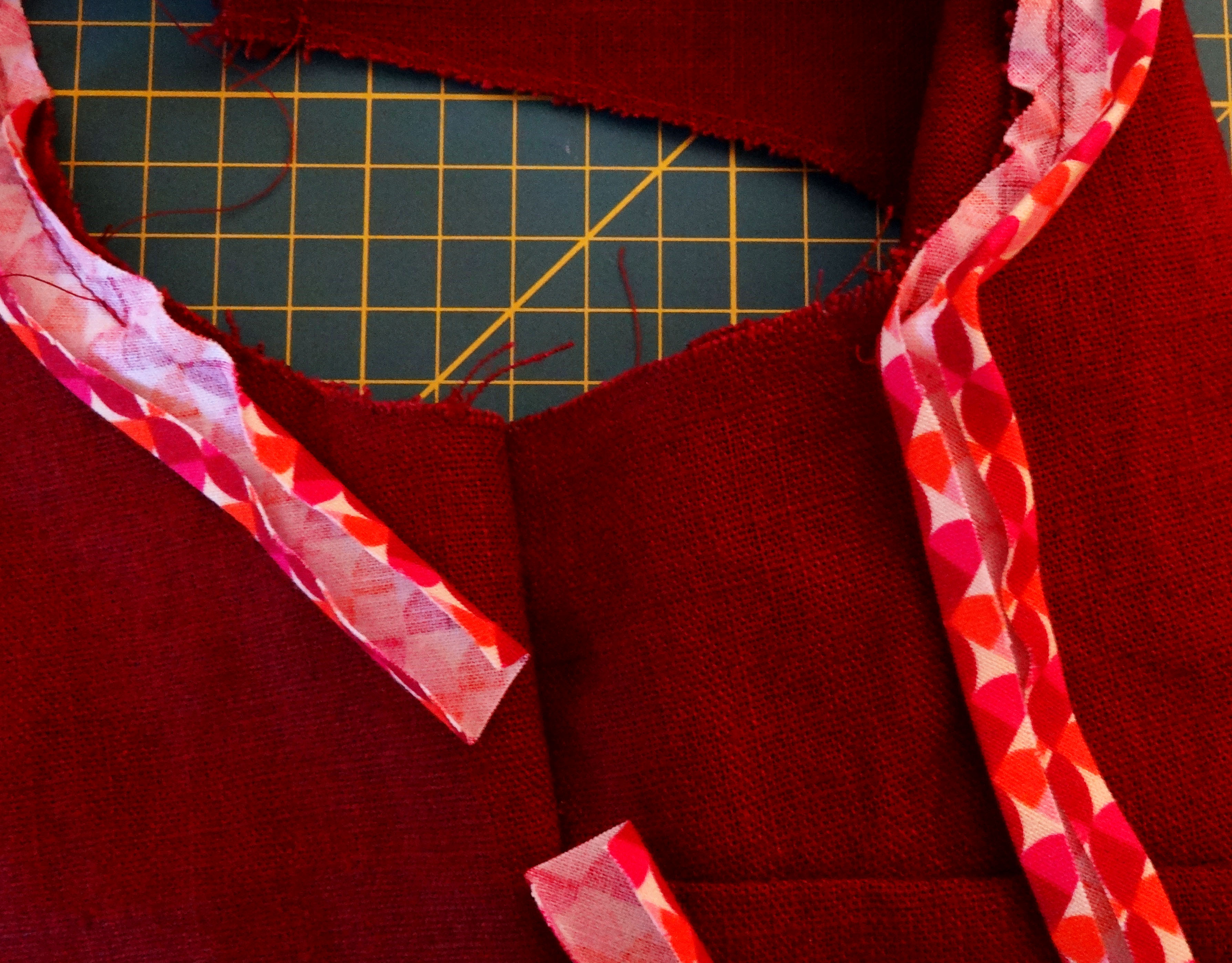 Tutorial How to perfectly fit bias tape to an armhole or neckline