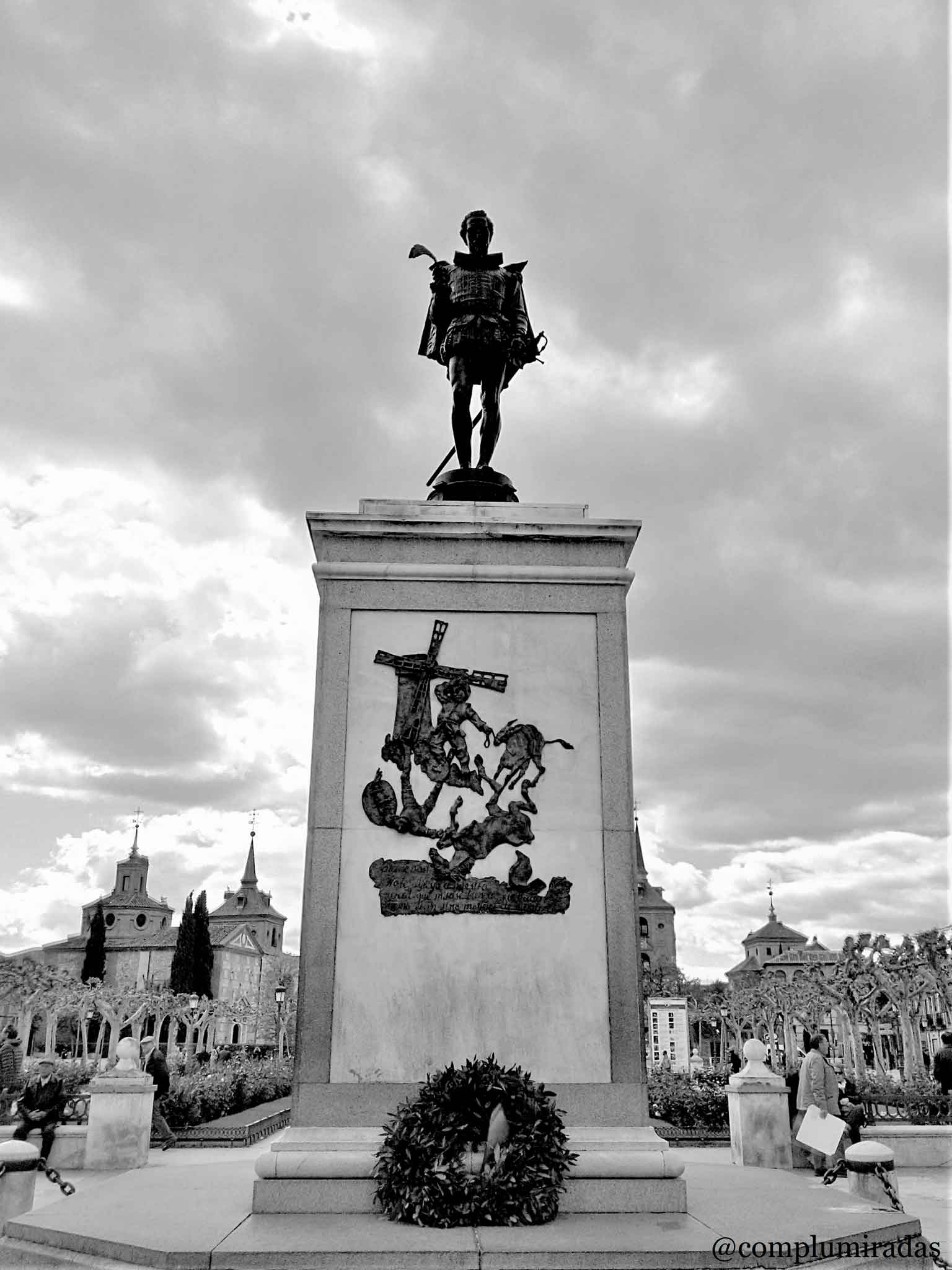 Estatua de Cervantes infoAlcalaína  sobre Alcalá de Henares